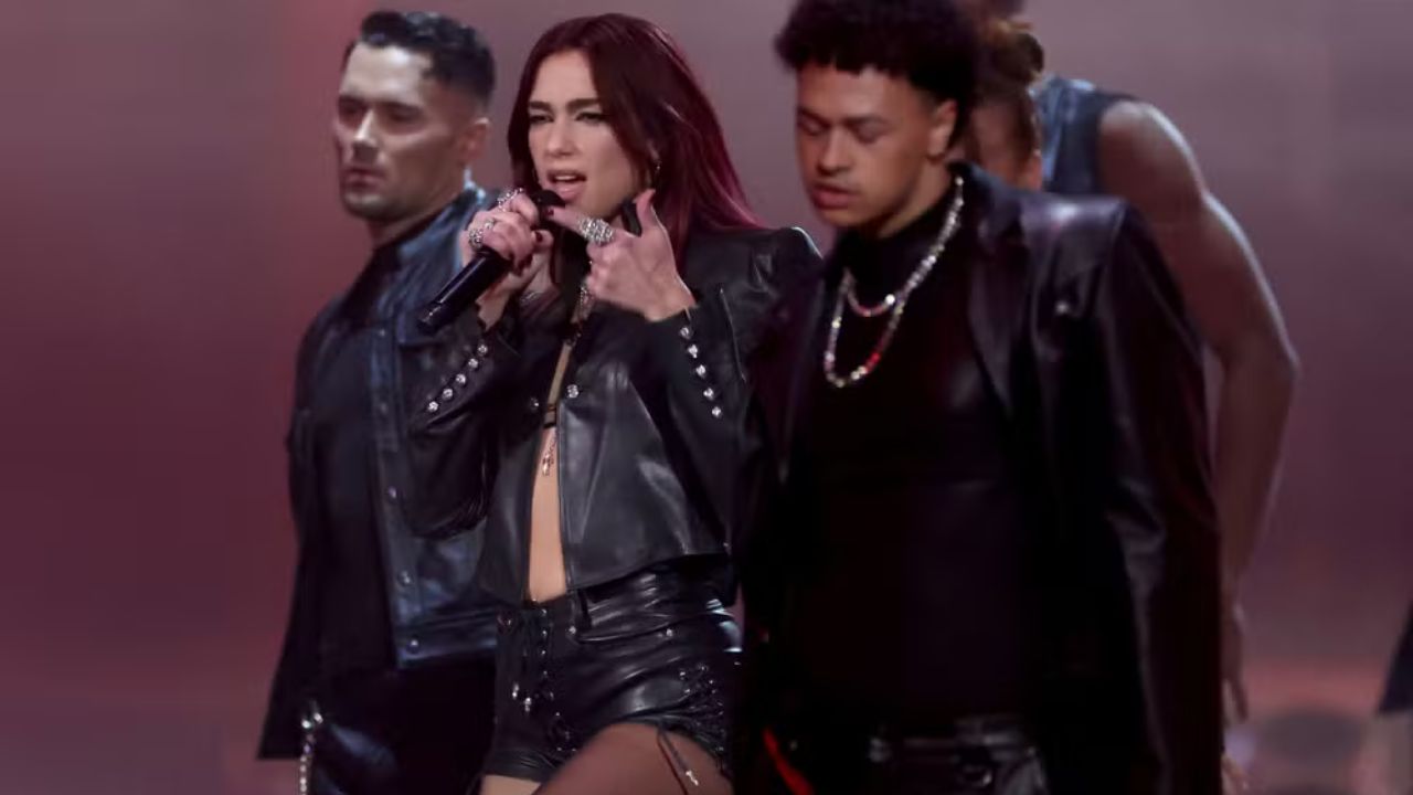 BRIT Awards 2024 bailarinos de Dua Lipa fazem truque de ilusionismo em show da cantora