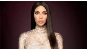 Kim Kardashian causa estranheza entre seus fãs após posar com poodles gigantes