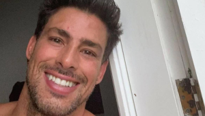 Cauã Reymond aparece com novo look fazendo sucesso entre seguidores