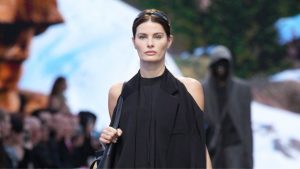 Isabeli Fontana desfila para Balenciaga com look all black