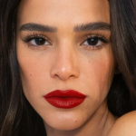 Bruna Marquezine e o batom vermelho na semana de moda