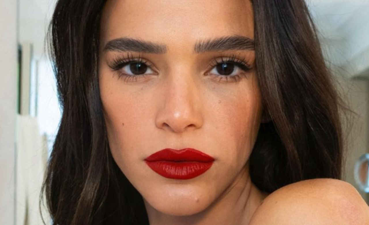 Bruna Marquezine e o batom vermelho na semana de moda