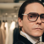 Daniel Bruhl atuando como Karl Lagerfeld.