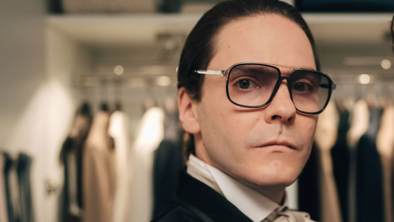 Daniel Bruhl atuando como Karl Lagerfeld.