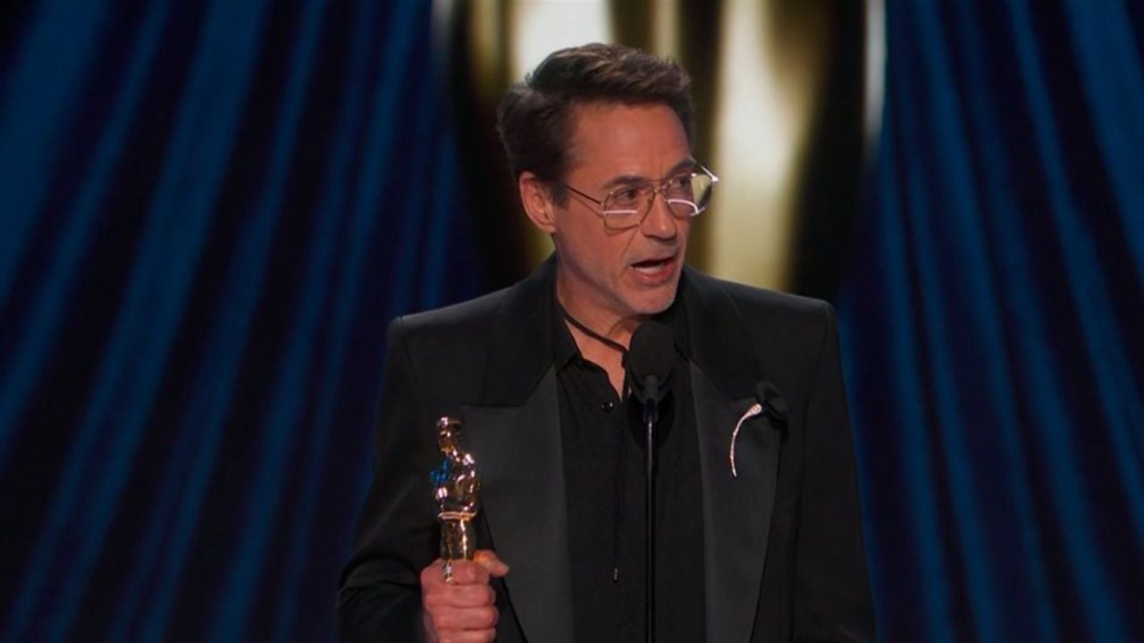 Robert Downey Jr. com seu primeiro Oscar