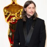 Ludwig Göransson no tapete vermelho do Oscar 2024