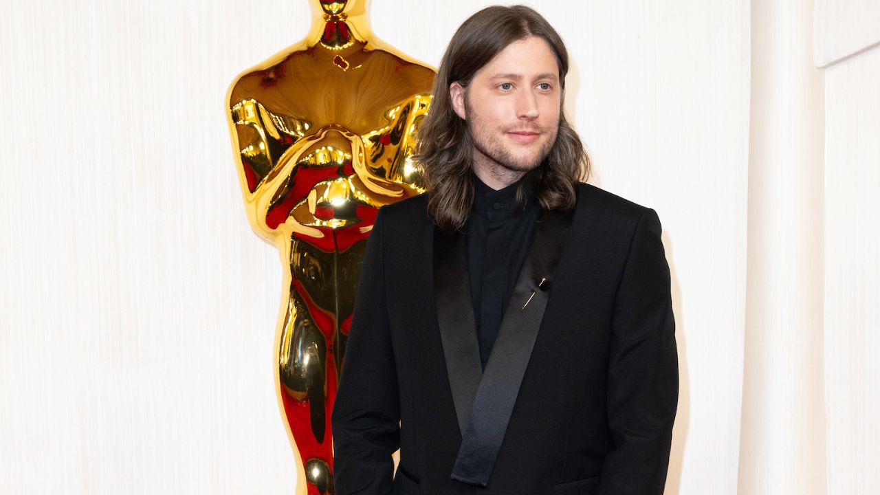 Ludwig Göransson no tapete vermelho do Oscar 2024