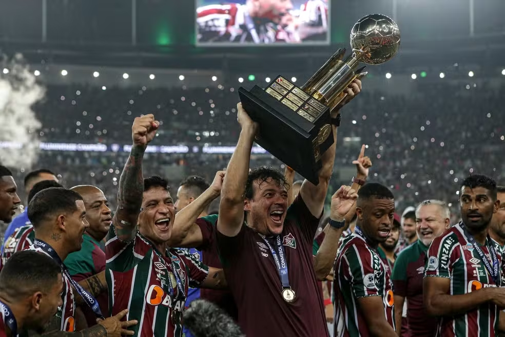 Fernando Diniz ergue a taça da Recopa Sul-Americana