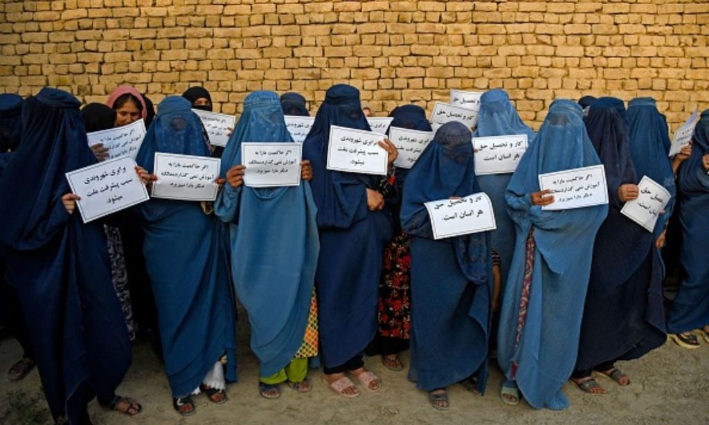 Talibã retoma apedrejamento de mulheres após retorno ao poder no Afeganistão
