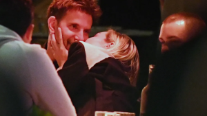 Bradley Cooper e Gigi Hadid são flagrados aos beijos durante jantar em Nova Iorque