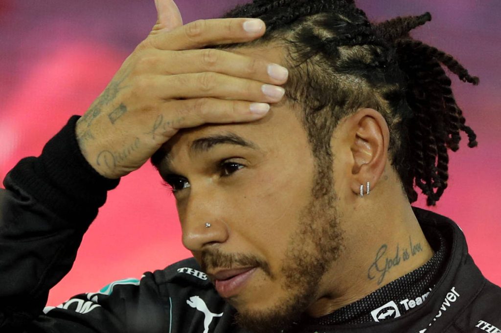 Hamilton abandona GP da Austrália após problemas no veículo 