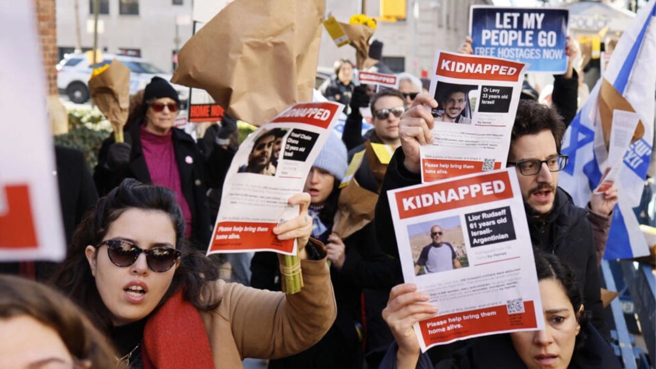 Familiares de réfens do Hamas durante manifestação diante da casa do secretário-geral da ONU, Antonio Guterres, em Nova York, no dia 15 de dezembro. (Reprodução/AFP/MICHAEL M. SANTIAGO).