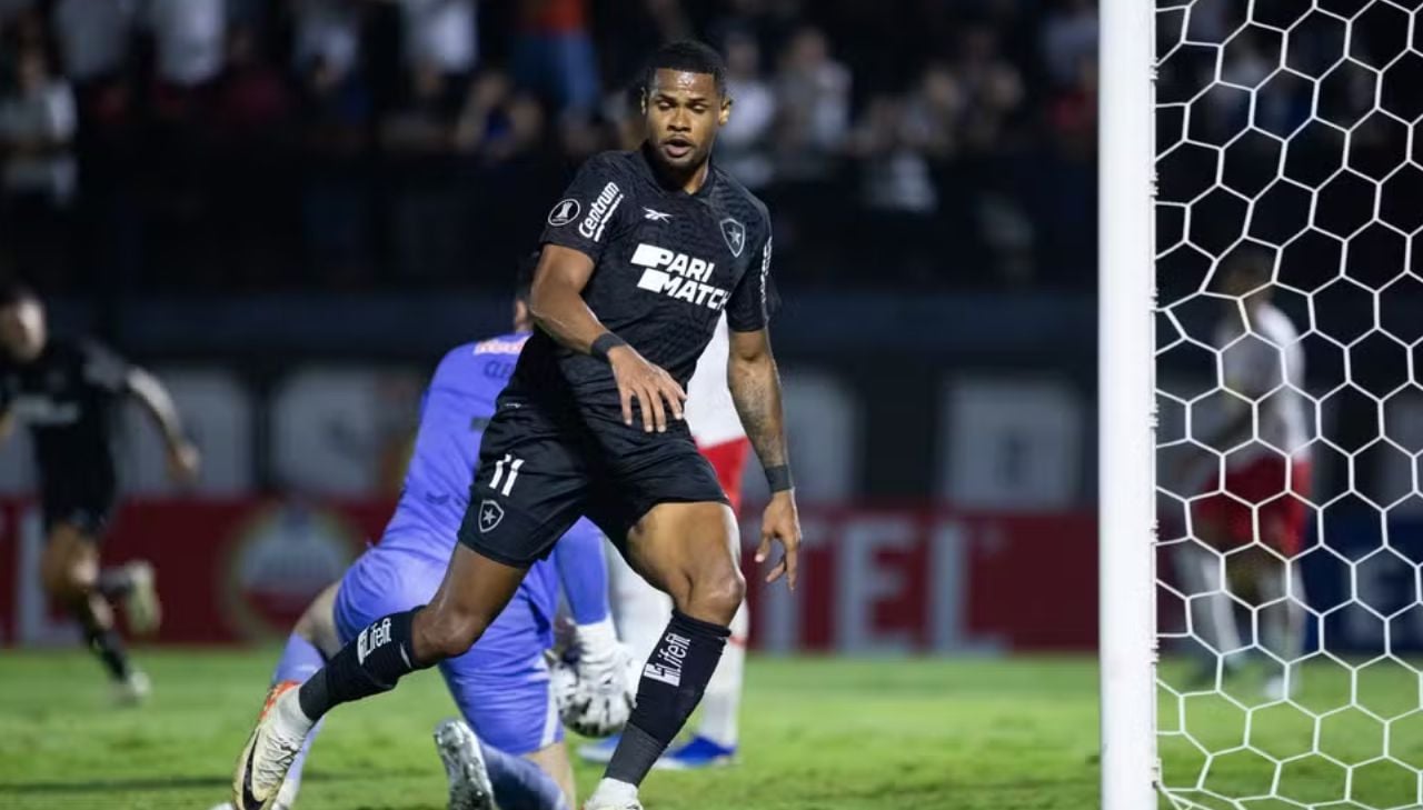 Júnior Santos fazendo o gol