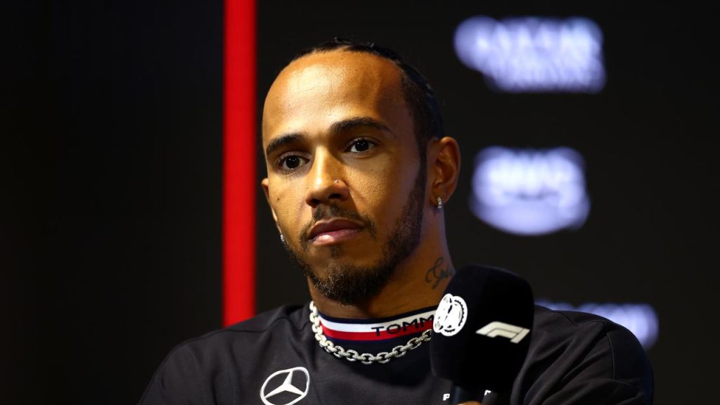 Lewis Hamilton entra em app de relacionamento após término com brasileira