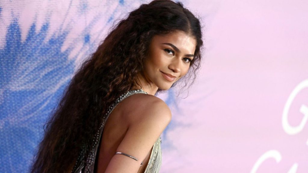 Zendaya se destaca no Green Carpet Fashion Awards com look vintage e sustentável