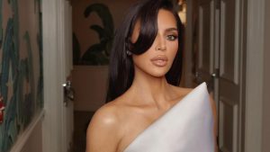 Em meio a polêmica sobre Kate Middleton, Kim Kardashian posa de lingerie