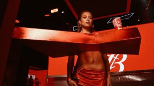 Lollapalooza Brasil: Malu Borges surpreende com look ousado inspirado em área VIP especial