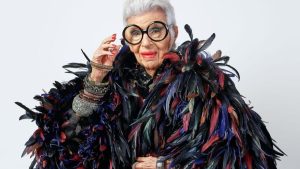 Morre Iris Apfel, ícone da moda, aos 102 anos
