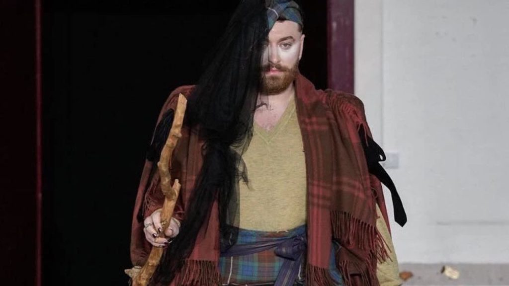 Sam Smith desfila para Vivienne Westwood na semana de moda em Paris