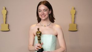Visual de Emma Stone é um dos destaques do Oscar 2024