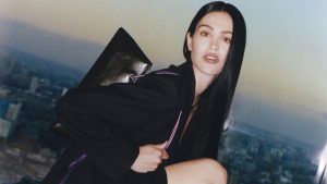 Amelia Gray estrela campanha de Inverno 24 da Schutz