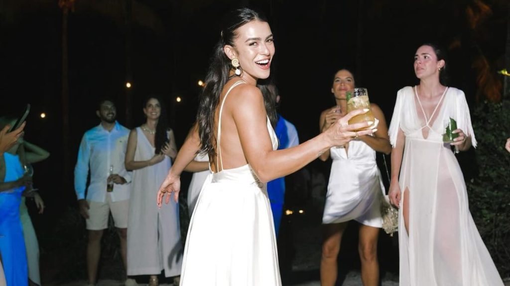 Look de Mari saad chama atenção em noite de festa