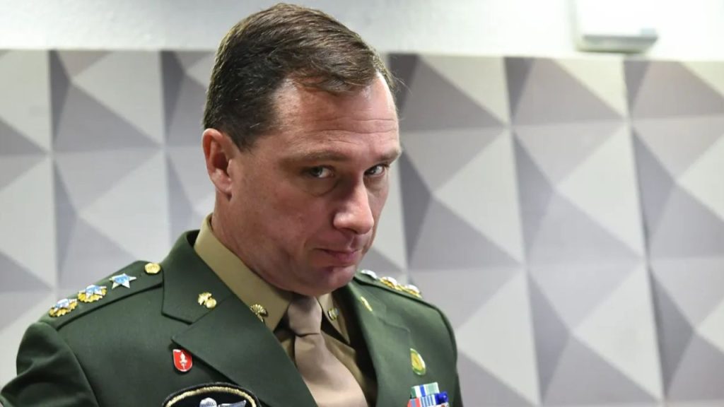 Mauro Cid, tenente-coronel aliado de Bolsonaro, é preso após vazamento de áudios