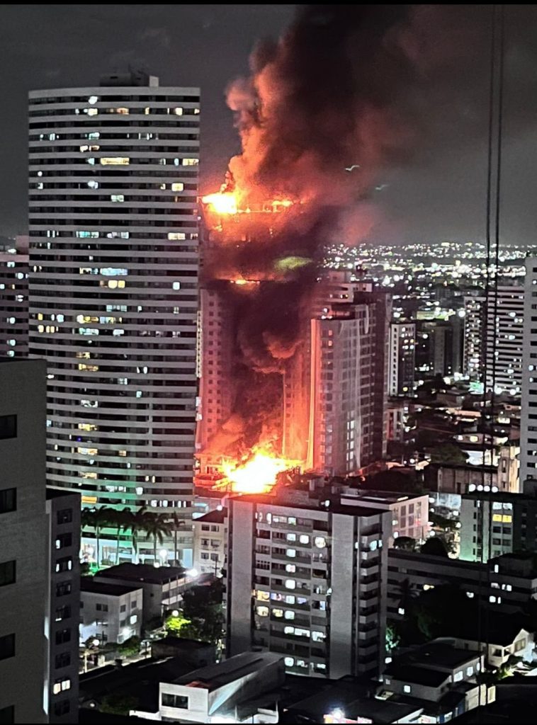 Incêndio na cobertura de prédio em construção na zona norte de Recife