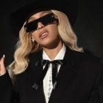 Beyoncé surge de terno e chapéu de cowboy em festa