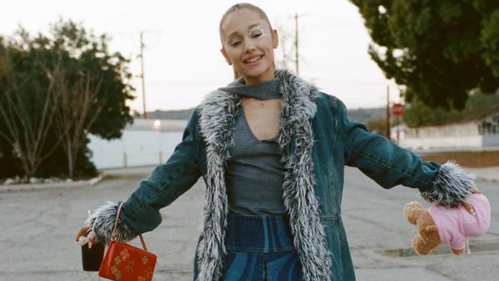 Videoclipe de “We Can’t be friends”, de Ariana Grande, traz referências ao filme romântico