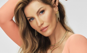 Versatilidade: Gisele Bündchen usa o mesmo calçado em looks diferentes para o dia e para noite