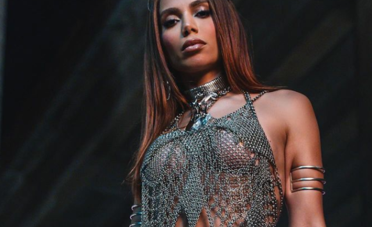 Cantora Anitta troca presente por doações