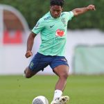 Endrick durante treino da seleção brasileira no CT do Arsenal