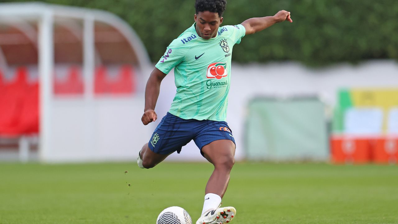 Endrick durante treino da seleção brasileira no CT do Arsenal