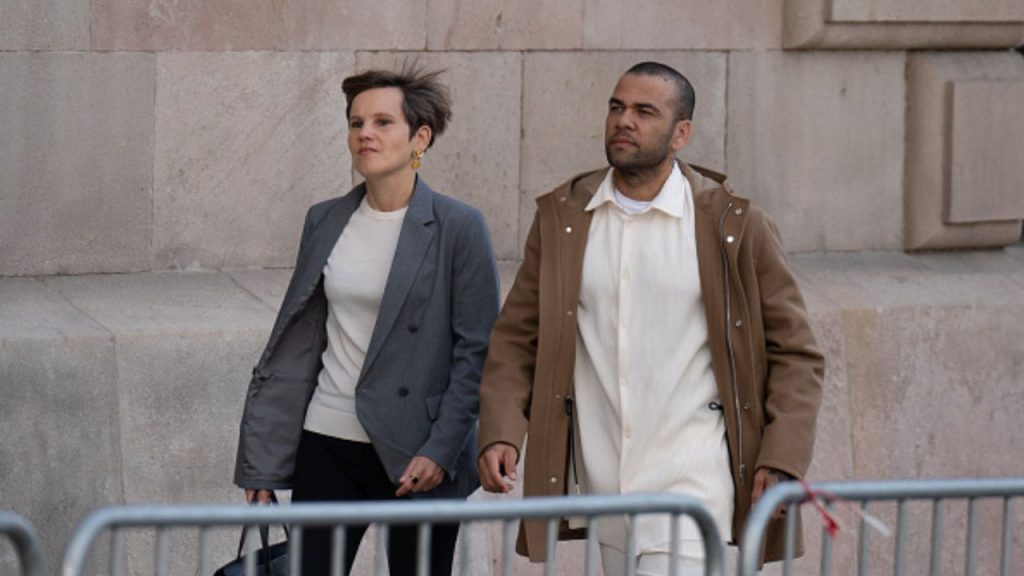 Daniel Alves é alvo de protestos ao comparecer no tribunal da Espanha