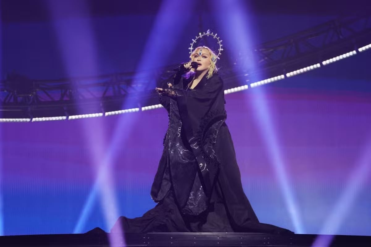 Madonna em apresentação da Celebration Tour