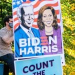 Foto de Banner com a imagens de Biden e Kamala