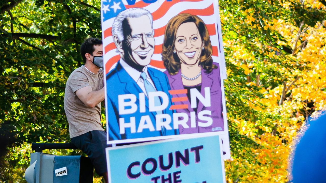 Foto de Banner com a imagens de Biden e Kamala