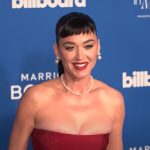 Katy Perry no tapete vermelho do Billboard Women in Music Awards com look ousado