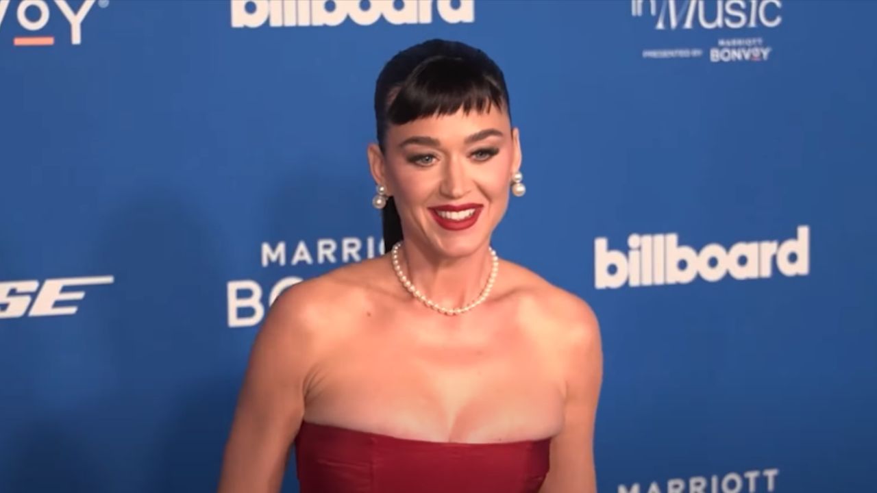 Katy Perry no tapete vermelho do Billboard Women in Music Awards com look ousado