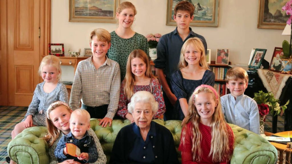 Fotografia da Rainha Elizabeth 2ª com netos pode ter sido manipulada