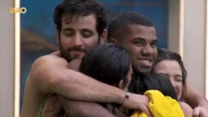 BBB 24: grupo do quarto “Fadas” pula sem roupa na piscina