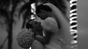 Top brasileira Luma Grothe se casa com escritor Daniel Turtel em Búzios