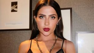 Jade Picon aposta em acessórios de luxo em look all red