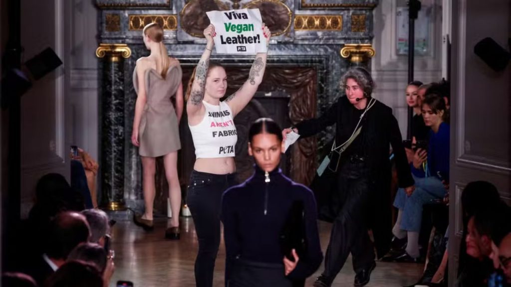 Ativistas invadem desfile de Victoria Beckham na Paris Fashion Week
