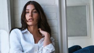 Nova campanha da Calvin Klein Jeans é estrelada por Camila Morrone