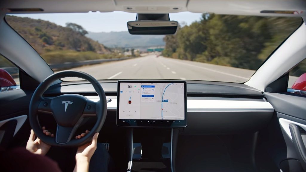 Tesla oferece teste gratuito de assistência ao motorista aos clientes nos EUA
