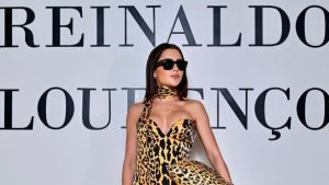 Jade Picon comparece ao desfile de Reinaldo Lourenço com look de animal print