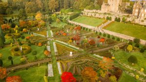 Desfile Cruise 2025 da Dior será realizado em jardim renascentista da Escócia