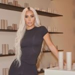 Kim Kardashian promove sua marca SKKN BY KIM